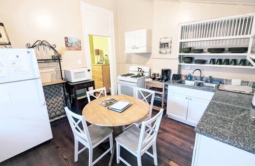 Bywater Bed & Breakfast | Kitchen, Hot Tub, W/D in Bywater near FQ