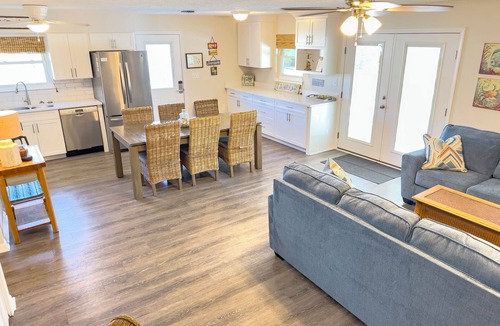 Sunnyside On The Gulf House | L👀K! LAST-MINUTE DISCOUNTS - ONLY STEPS FROM THE GULF - Sleeps 11!
