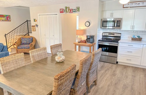 Sunnyside On The Gulf House | L👀K! LAST-MINUTE DISCOUNTS - ONLY STEPS FROM THE GULF - Sleeps 11!
