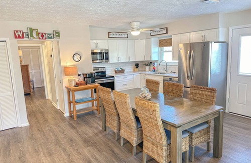 Sunnyside On The Gulf House | L👀K! LAST-MINUTE DISCOUNTS - ONLY STEPS FROM THE GULF - Sleeps 11!