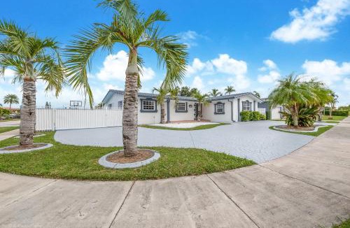 Westchester House | La Femme Luxe Resort - HtdPool, Mini Golf, 5 Bedrooms, Jacuzzi, Game Room, BBQ,Pickleball