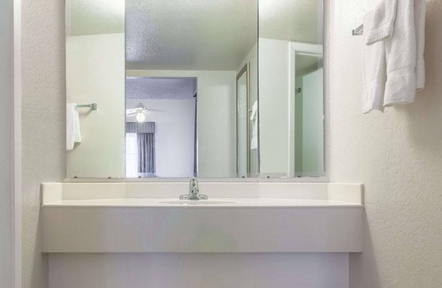 Terrytown Hotel | La Quinta Inn by Wyndham New Orleans West Bank/Gretna