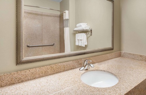 Broussard Hotel | La Quinta Inn & Suites by Wyndham Broussard - Lafayette Area