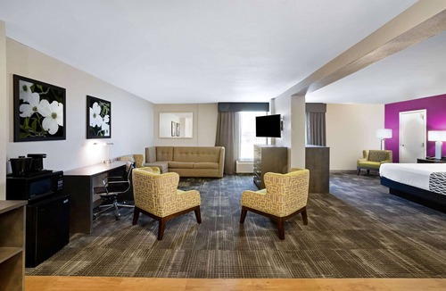 Columbus Hotel | La Quinta Inn & Suites by Wyndham Columbus MS