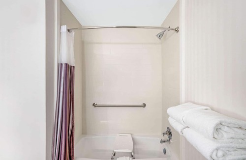 Columbus Hotel | La Quinta Inn & Suites by Wyndham Columbus MS