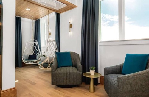 Old East Hill Hotel | La Rua and Lily Halln