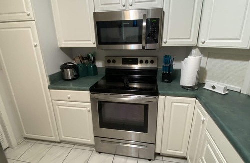 Ferry Pass House | LABOR DAY SPECIAL: SPACIOUS HOME NEAR DOWNTOWN & BEACHES! PETS OKAY, SLEEPS 8 +