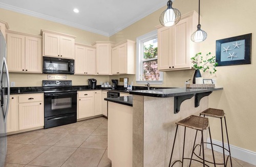 Villages of Crystal Beach House | ☀Lagoon Pool-Balcony-Beach Trolley-Hot Tub-2 Living Areas-4BR Happily Ever After