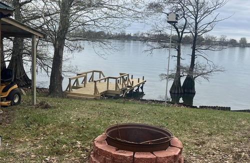 St. Joseph House | Lake Bruin deep water Lot. Gazebo and Camper trailer available Wi Fi
