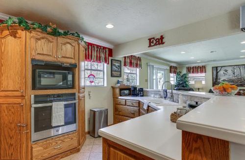 Broaddus House | Lake Days on Sam Rayburn! Wooded Retreat w/Yard