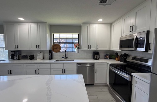 West Livingston House | Lake front spacious 4-bedroom house in welcoming Livingston with WiFi, AC & MORE