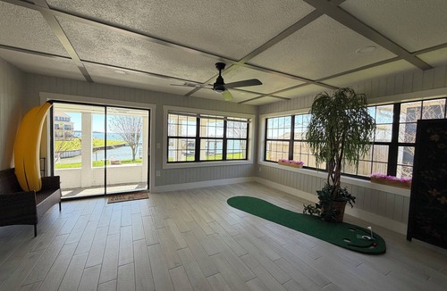 West Livingston House | Lake front spacious 4-bedroom house in welcoming Livingston with WiFi, AC & MORE