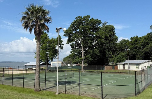 West Livingston House | Lake front spacious 4-bedroom house in welcoming Livingston with WiFi, AC & MORE
