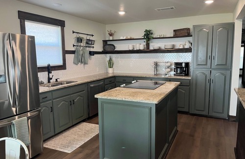 Lone Oak House | Lake Side Retreat Private Dock, Boat Lift, Game Room, Fire Pit & Amazing Sunsets