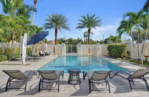 Mango Groves House | Lake Worth Suite w/Queen Bed & Pool
