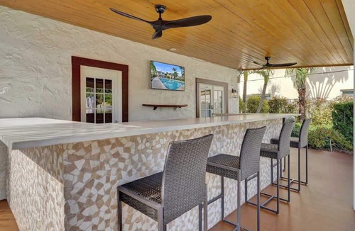 Mango Groves House | Lake Worth Suite w/Queen Bed & Pool
