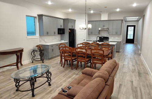 Missouri City House | lakefront 3-bedroom house in gorgeous Missouri City with AC and comfort