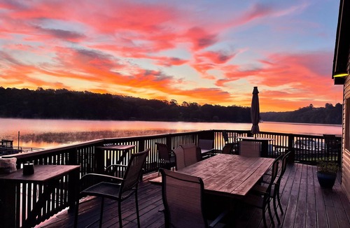 Jones Mills House | Lakefront 3-bedroom Lodge in Hot Springs Arkansas, directly on Lake Catherine!