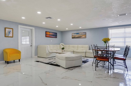 Aloha Gardens Cottage | Lakefront Anglers Oasis in Holiday! 8 Mi to Beach