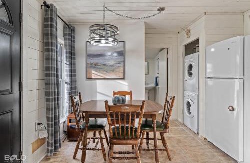 Uncertain House | Lakefront Cabiin, Hot Tub, Private Lake Access