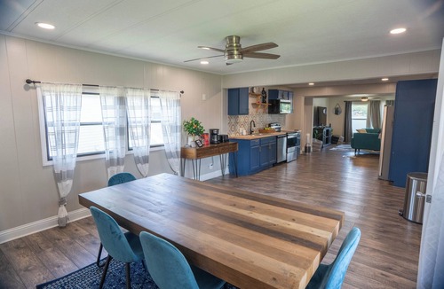 Enchanted Oaks Cabin | Lakefront Cabin: Fishing, Free Kayak, Jetski, Dock, Swimming, Hot Tub, BBQ,