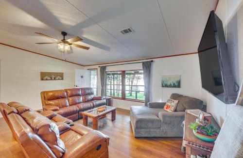 Grapeland House | Lakefront Crockett Cabin w/Boathouse & Kayaks!