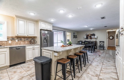 Sherwood House | Lakefront, Fishing, Fun & Games, BBQ, WIFI