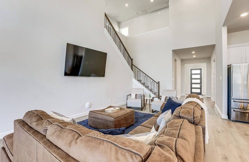 French Quarter Cottage | Lakefront Home on Lake Conroe w/Boat Dock & Views