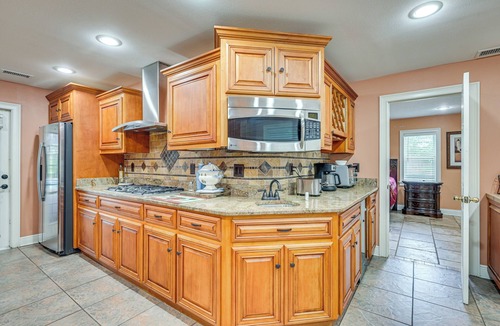Lutz Cottage | Lakefront Lutz Home w/Hot Tub: 15 Mi to Tampa
