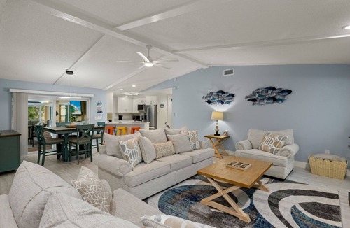 Eight Lakes House | Lakefront Paradise Retreat 8 Lakes Neighborhood