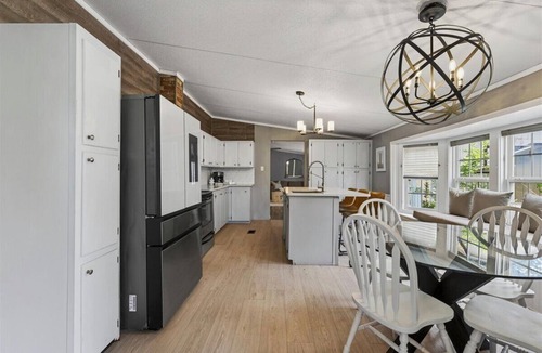 Enchanted Oaks House | Lakefront Retreat w Private Dock, Sandy Beachfront, Kayaks, Firepit & Lilypad