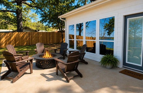 Negreet House | Lakefront! Stay 3 Nights, Get Your Next 3-Night Stay FREE!