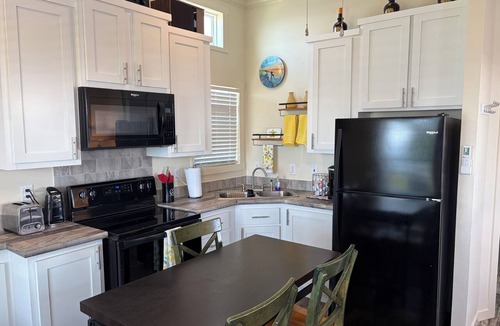 Kerens Cottage | Lakefront Tiny Home with Dock & View