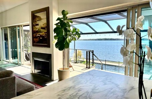 Tarpon Springs Villa | Lakefront villa with pool & heated jacuzzi near award-winning Gulf Coast beaches