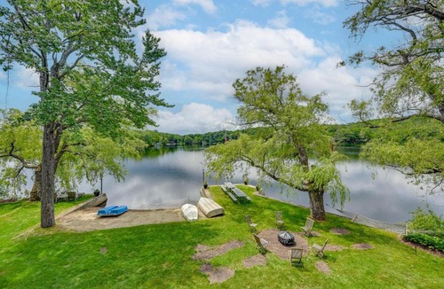 Westhampton House | Lakefront Westhampton Cabin w/Beach + Kayaks!