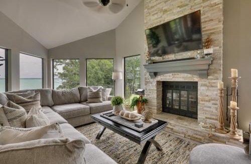 West Livingston House | Lakehouse: Hot Tub, Waterslide, Game Room & Kayaks