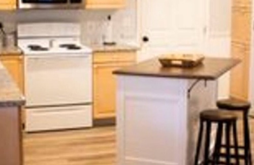Cartersville House | LakePoint Retreat- pool open May-September View calendar