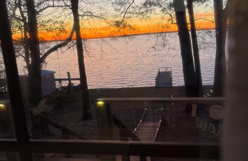 Pelican Cabin | Lakeside cabin: 3-Bed Camp for Unforgettable Memories!