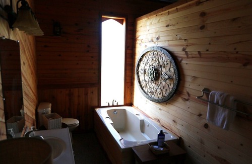 Quinlan House | Lakeside Cabin with Year-round Pool and Spa, 50 Miles from Dallas