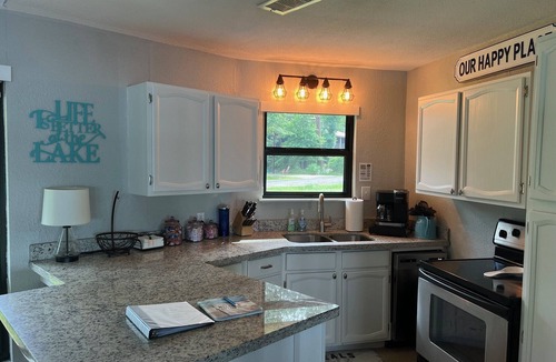 West Livingston House | ~ Lakeside Getaway In a Small Town ~