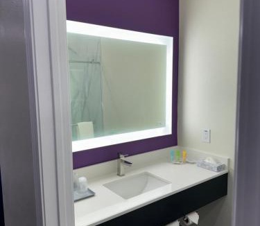Lone Star Hotel | Lakeside Inn and Suites