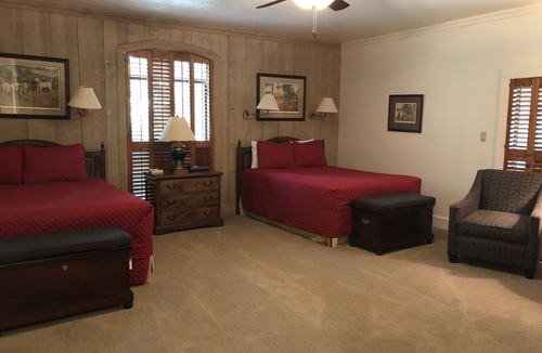 Center Cabin | Lakeside Lodge - Luxury Destination in East Texas