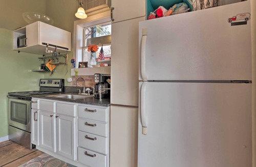 Pleasure Island Cottage | Lakeside Pleasure Island Cabin w/Deck & Gas Grill