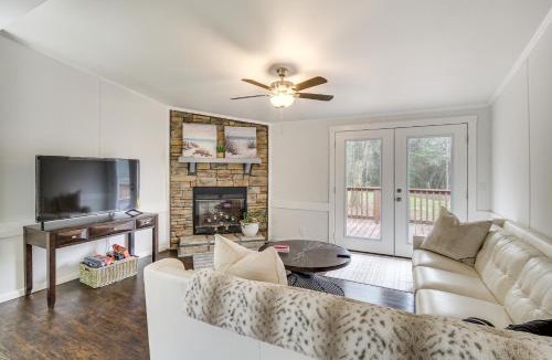 McNeill House | Lakeside Retreat w/Yard: Quiet Mississippi Cabin