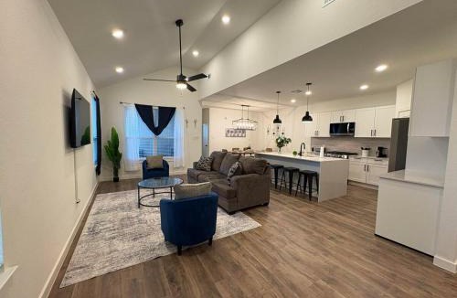 Barrett House | Lakeview 3BR-3BA Dayton Home
