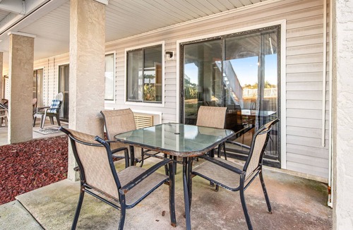 El Centro Beach Apartment | Lakeview Studio w/ Shared Pool, High-Speed WiFi, Central AC, and Furnished Patio