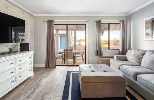 El Centro Beach Apartment | Lakeview Studio w/ Shared Pool, High-Speed WiFi, Central AC, and Furnished Patio