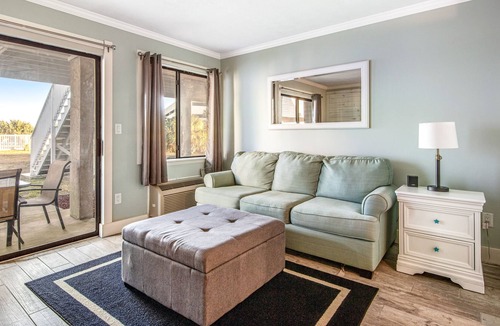 El Centro Beach Apartment | Lakeview Studio w/ Shared Pool, High-Speed WiFi, Central AC, and Furnished Patio