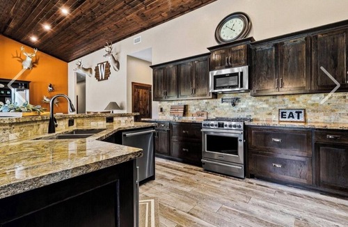 West Livingston House | Lakewood Lodge - 5BR+ Pool Table +Hot Tub+ More!