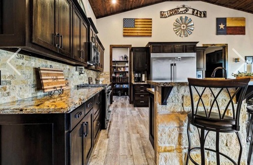 West Livingston House | Lakewood Lodge - 5BR+ Pool Table +Hot Tub+ More!